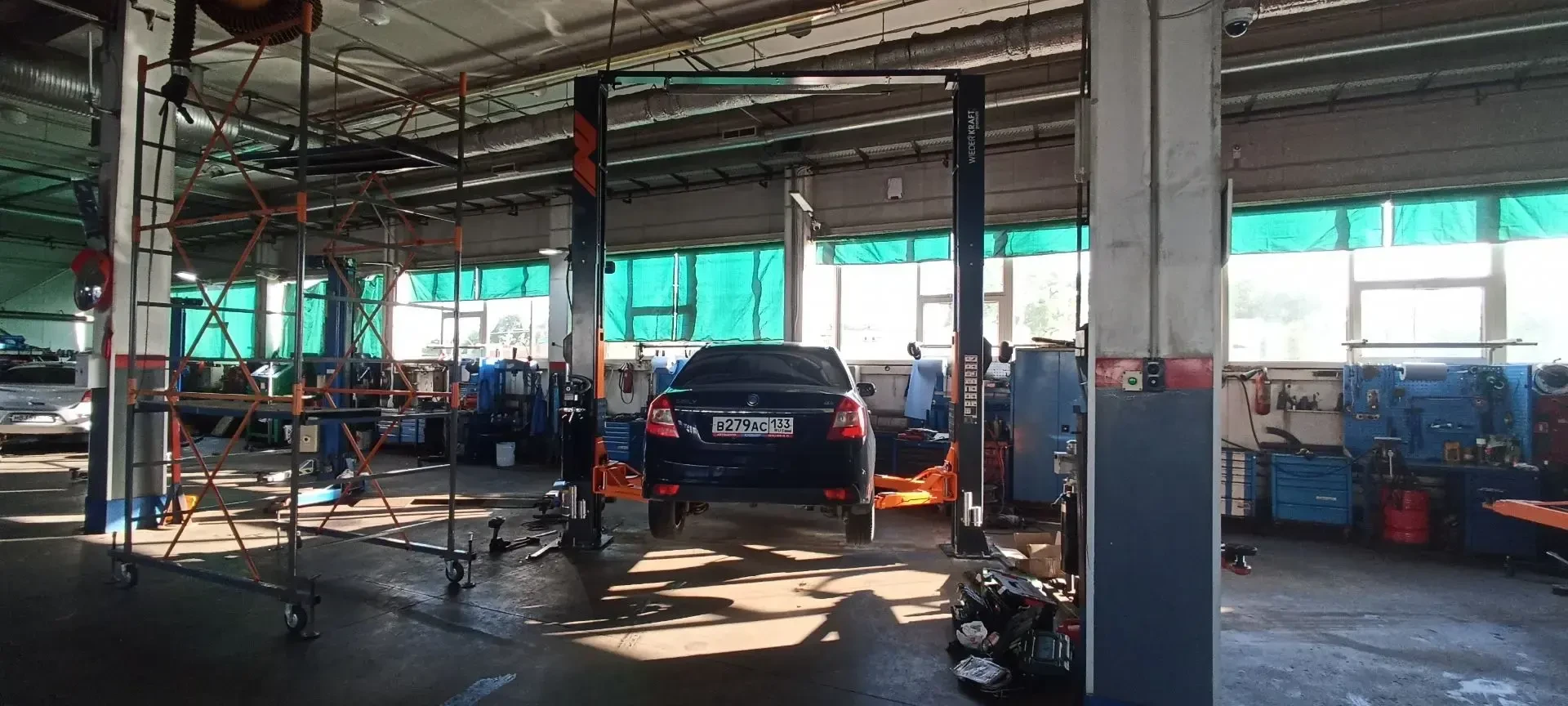 Монтаж двухстоечного подъёмника в автосервисе